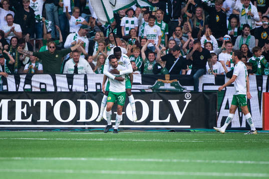 Hammarbys Nahir Besara och Bubacarr Trawally jublar