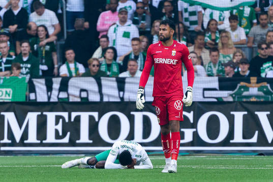 Hammarbys Bubacarr Trawally har ont bakom IFK Göteborgs