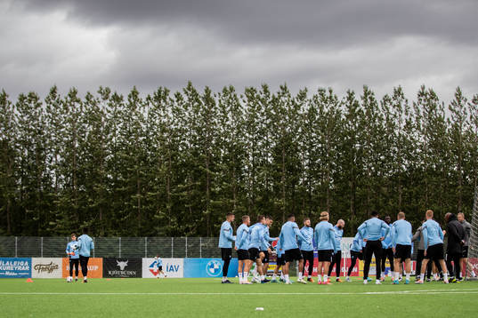 Players warms up
