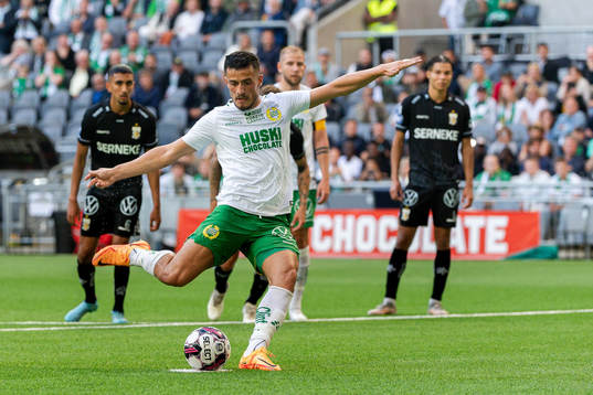 Hammarbys Astrit Selmani med straffspark