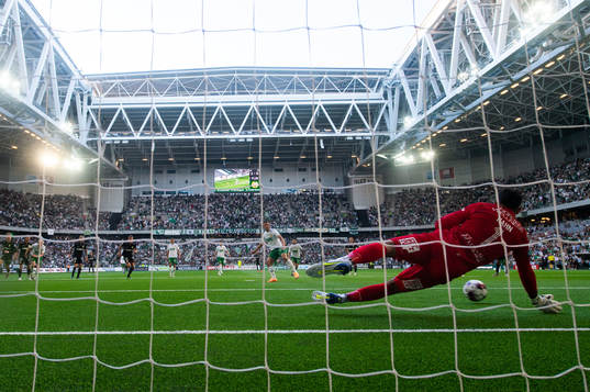 Hammarbys Astrit Selmani gör 3-0 på straff