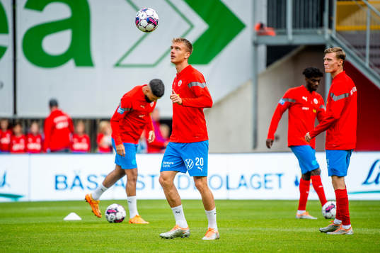 Helsingborgs Dennis Olsson och Anton Nilsson värmer upp