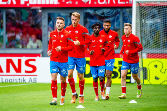 Helsingborgs spelare värmer upp innan fotbollsmatchen i