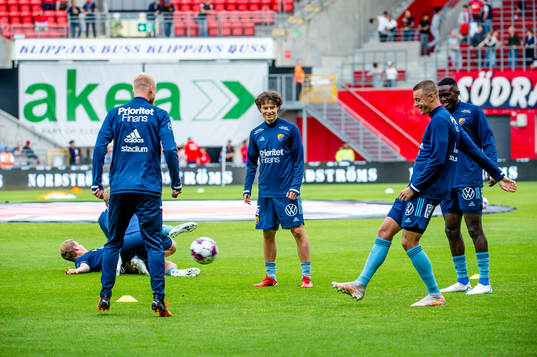 Djurgårdens spelare värmer upp innan fotbollsmatchen i