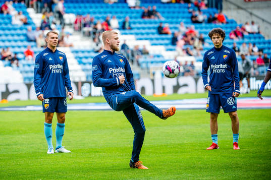 Djurgårdens spelare värmer upp innan fotbollsmatchen i
