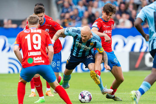 Djurgårdens Magnus Eriksson och Helsingborgs Armin Gigovic