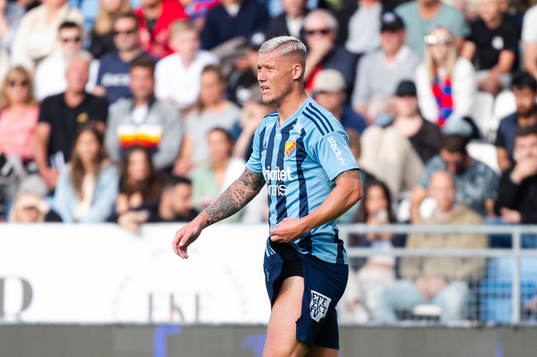 Djurgårdens Victor Edvardsen med trasiga shorts