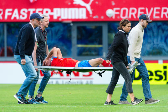 Helsingborgs Dennis Olsson lämnar planen på bår