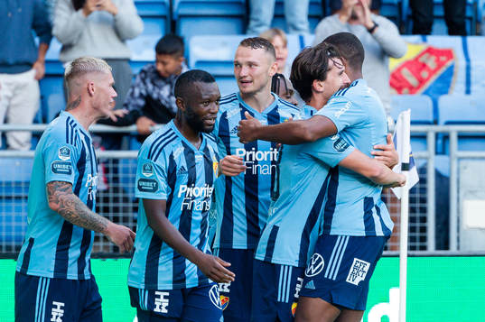 Djurgårdens spelare jublar med Gustav Wikheim