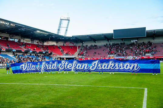 Djurgårdens spelare med banderollen ”Vila i frid Stefan