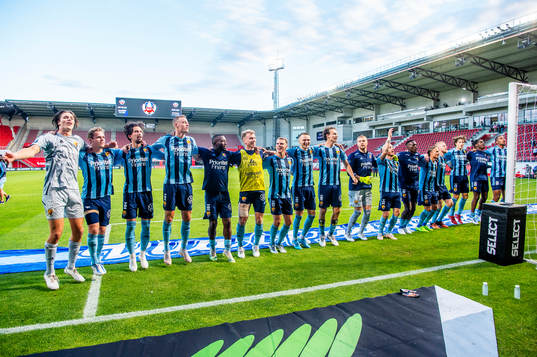 Djurgårdens spelare firar med supportrarna