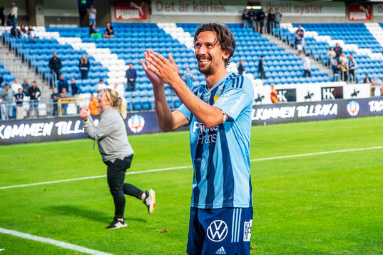 Djurgårdens Gustav Wikheim firar med supportrarna