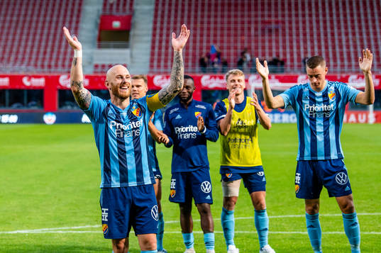 Djurgårdens Magnus Eriksson jublar med lagkamraterna