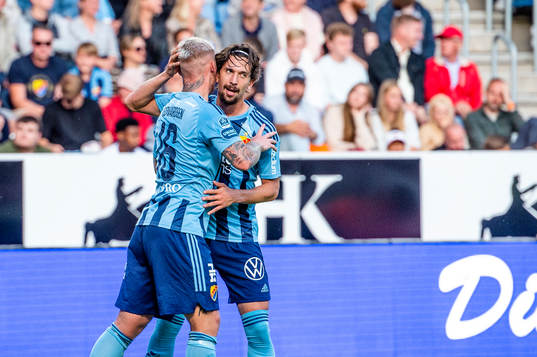Djurgårdens Gustav Wikheim jublar med Victor Edvardsen
