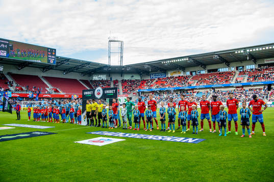 Lagens ställer upp innan fotbollsmatchen i Allsvenskan