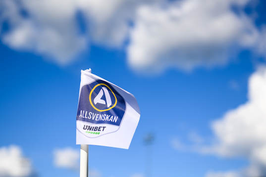 Hörnflagga med Allsvenskan logo före fotbollsmatchen i