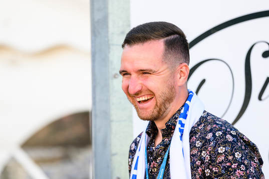 Värnamos sportchef Enes Ahmetovic skrattar före