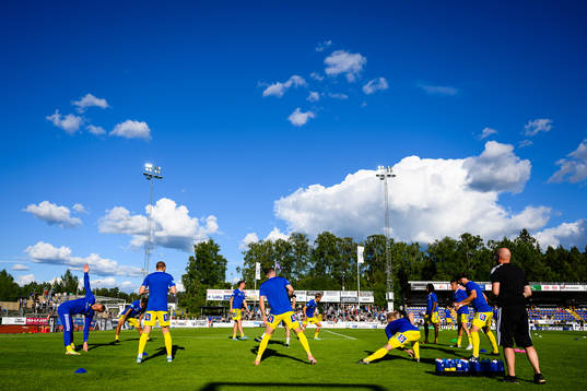 Sundsvalls spelare värmer upp före fotbollsmatchen i
