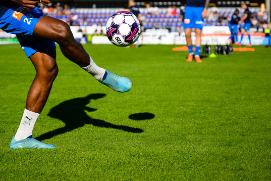 Värnamos spelare värmer upp före fotbollsmatchen i
