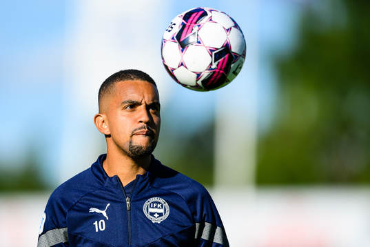 Värnamos Erick Bendon Pinheiro da Silva värmer upp före