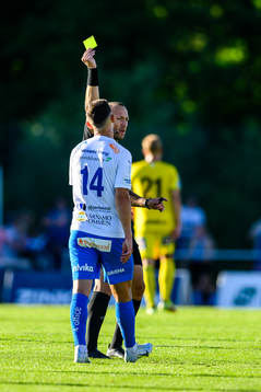 Värnamos Marcus Antonsson tilldelas gult kort av domare