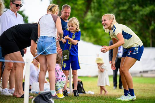 Amanda Nilden speaks to family members of the Swedish