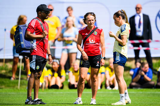 Sadesh Balasingam, doctor, Kosovare Asllani and physio