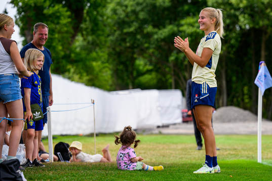 Amanda Nilden speaks to family members of the Swedish
