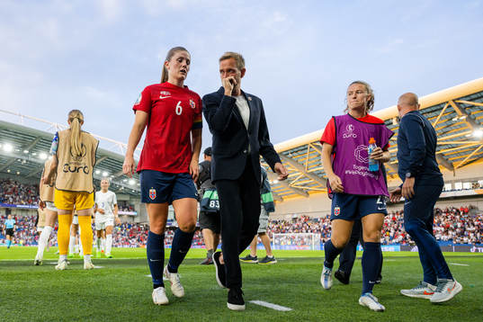 Maren Mjelde and head coach Martin Sjögren of Norway look