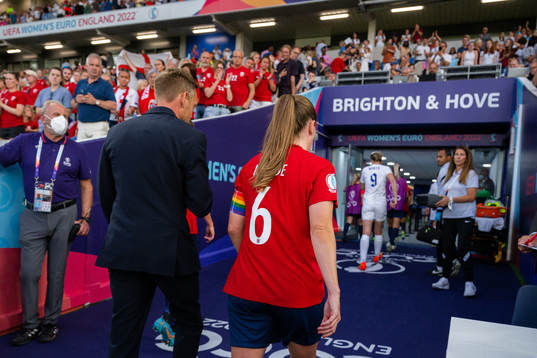 Maren Mjelde and head coach Martin Sjögren of Norway look