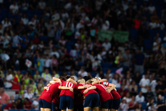 Caroline Graham Hansen and players of Norway gather in a
