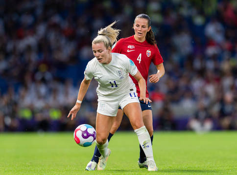Lauren Hemp of England and Tuva Hansen of Norway