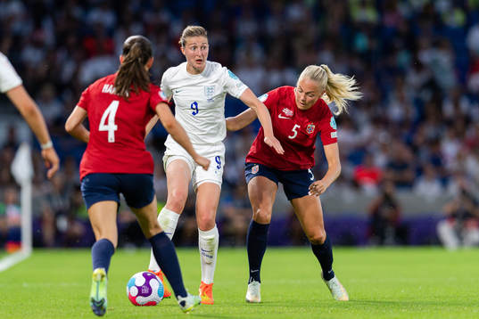 Ellen White of England against Tuva Hansen and Guro