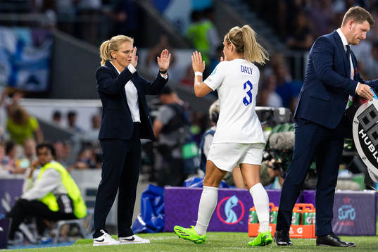 Head coach Sarina Wiegman and Rachel Daly of England