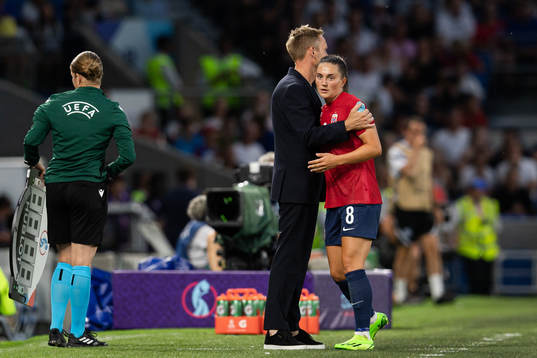 Head coach Martin Sjögren and Vilde Bøe Risa of Norway
