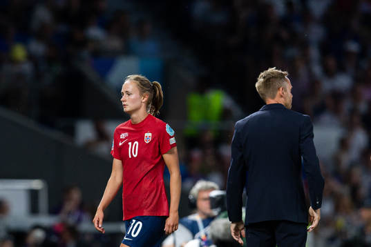 Caroline Graham Hansen and head coach Martin Sjögren of