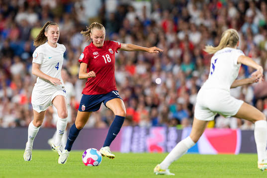 Keira Walsh of England and Frida Maanum of Norway