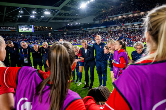 Martin Sjögren, head coach of Norway, talks to players and