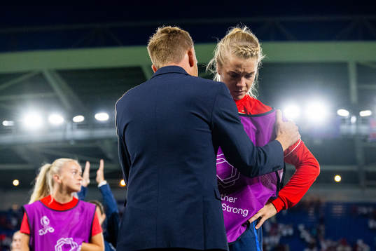Head coach Martin Sjögren and Ada Hegerberg of Norway look