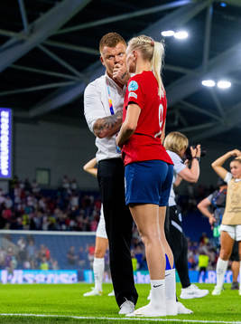 John Arne Riise, head coach of Avaldsnes, talks to Karina