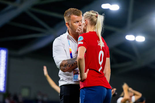 John Arne Riise, head coach of Avaldsnes, talks to Karina