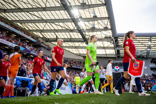Tuva Hansen, Maria Thorisdottir, goalkeeper Guro Pettersen