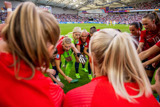 Ada Hegerberg, goalkeeper Guro Pettersen, Maria