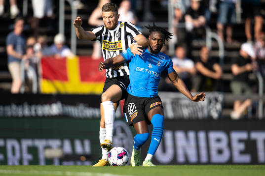 Landskronas Erik Pärsson och Halmstads Joseph Baffoe
