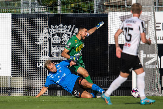 Halmstads Villiam Dahlström och Landskronas målvakt Amr