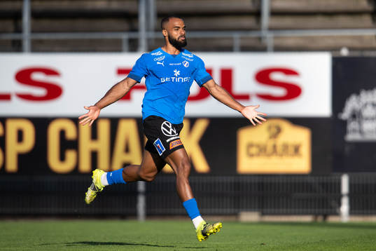 Halmstads Phil Ofosu-Ayeh jublar