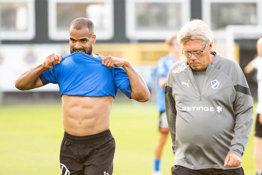 Halmstads Phil Ofosu-Ayeh och assisterande tränare och