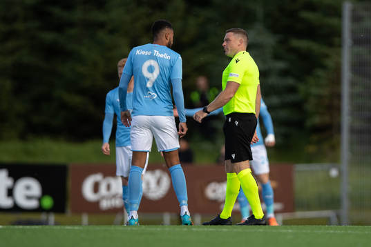 Referee John Beaton talks to Isaac Kiese Thelin of Malmö FF
