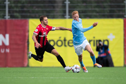 Julius Magnusson of Vikingur and Hugo Larsson of Malmö FF