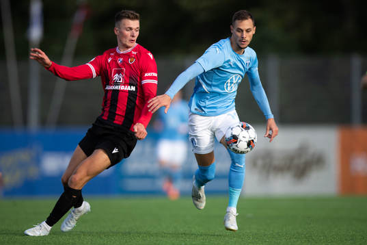 Karl Fridleifur Gunnarsson of Vikingur and Veljko
